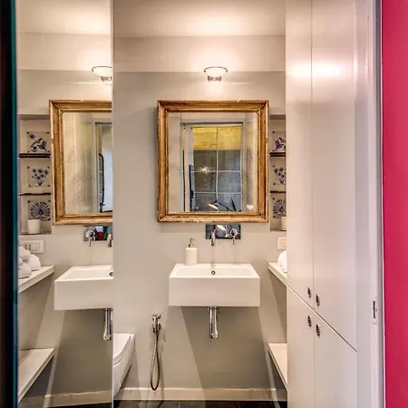 Apartment Aweshome - Colosseo Red Design
