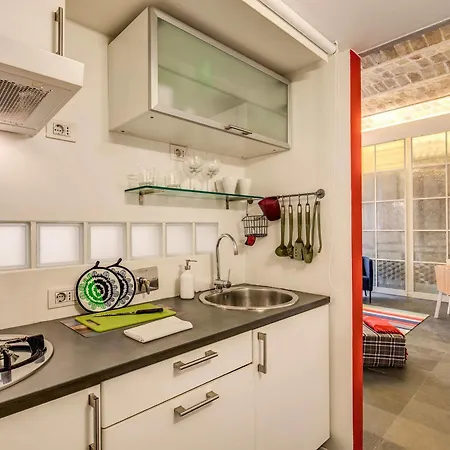 Aweshome - Colosseo Red Design Apartment